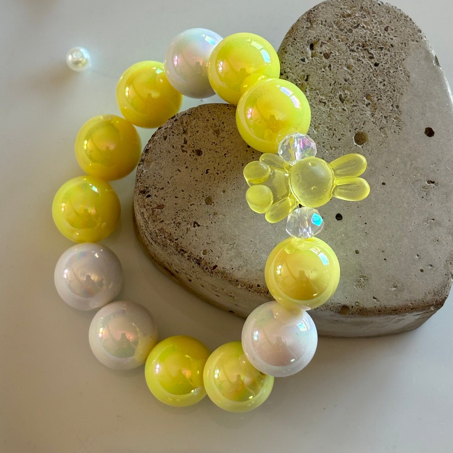 Perlenarmband mit Häschen Anhänger-Weiß/Gelb